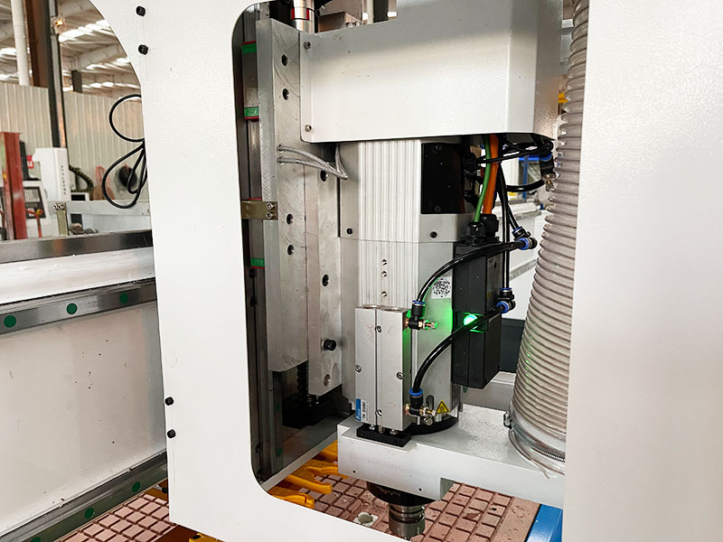 帶自動(dòng)換刀裝置的數(shù)控雕刻機(jī)