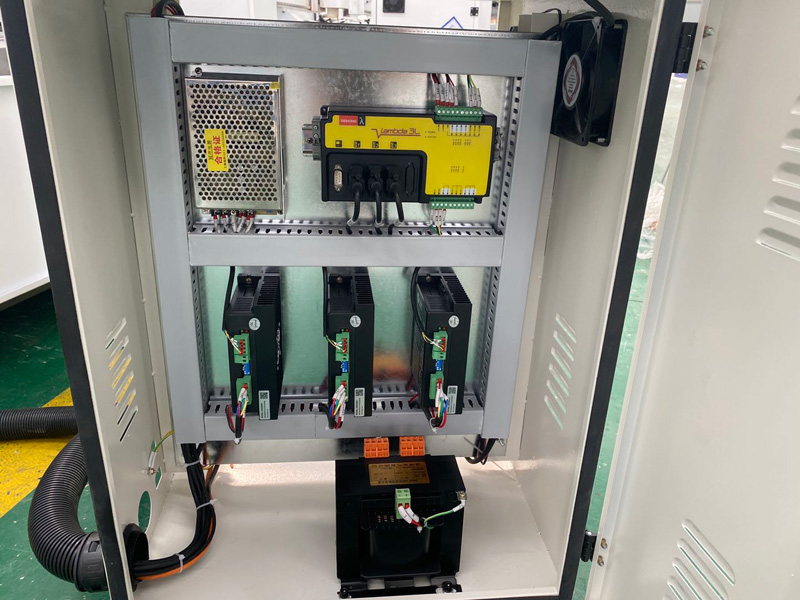 用于金屬銑削、雕刻和鉆孔的數(shù)控銑床