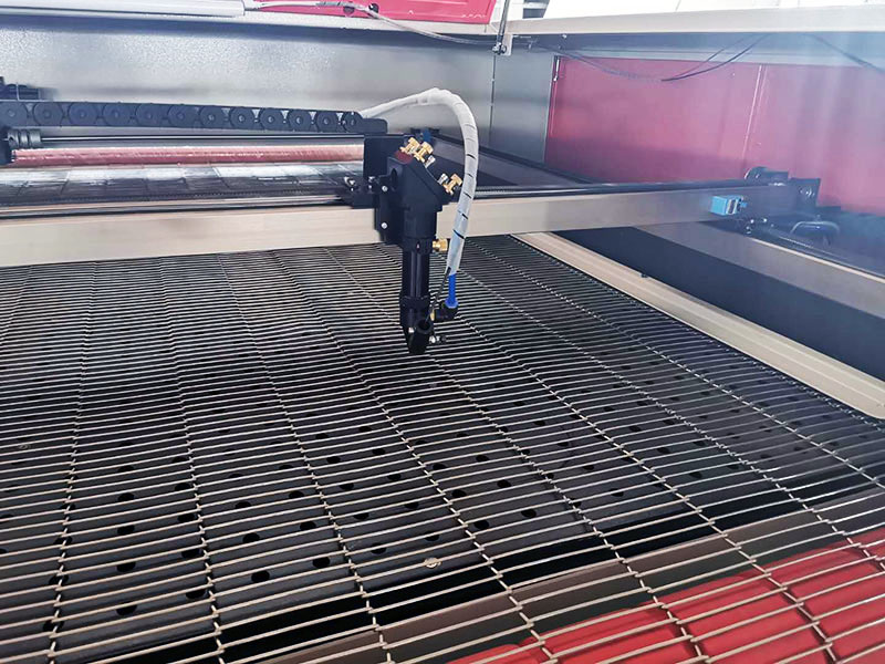 帶自動(dòng)送料器的家用數(shù)控激光布料切割機(jī)