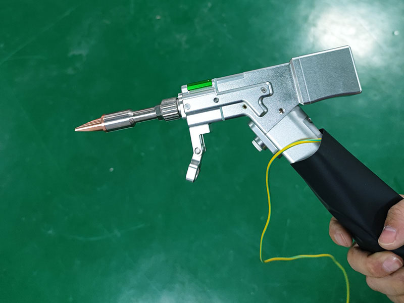 帶手持焊槍的風(fēng)冷便攜式激光焊機