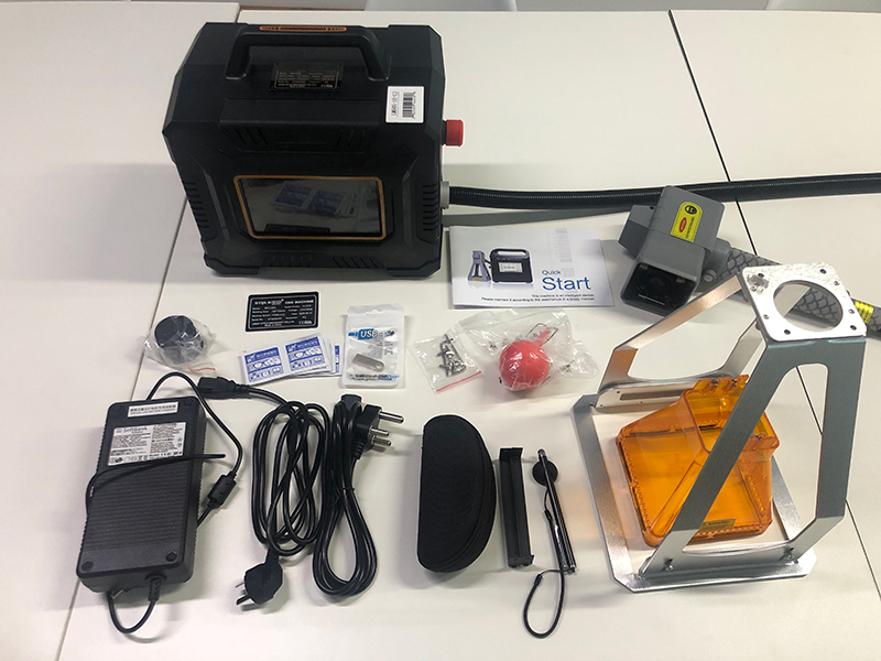 電池供電的便攜式手持光纖激光雕刻機(jī)