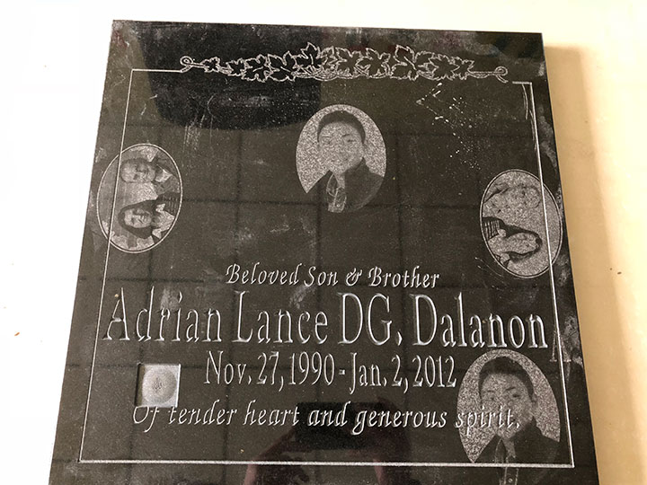 適用于墓碑、紀(jì)念石和墓碑項(xiàng)目的多用途石材數(shù)控機(jī)床