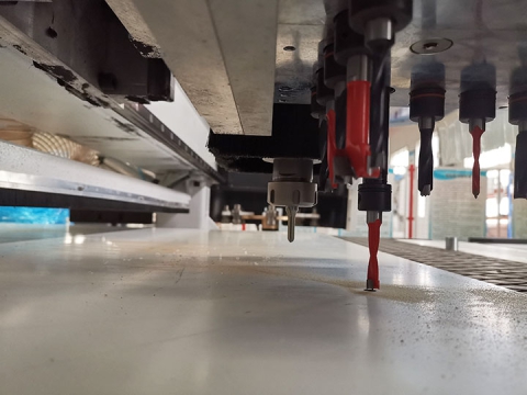 適用于板式家具的簡易自動換刀數(shù)控雕刻刻機(jī)，配有排鉆