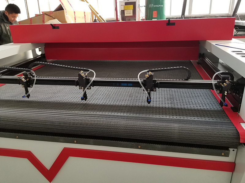 激光布料切割機(jī)的 4 個(gè)激光頭