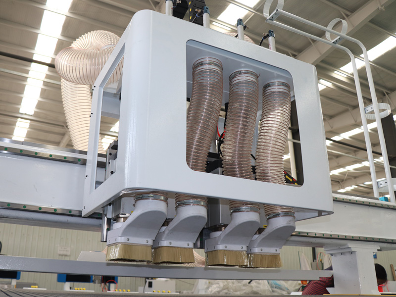 出售工業(yè)自動換刀數(shù)控雕刻機(jī)配備4個(gè)主軸