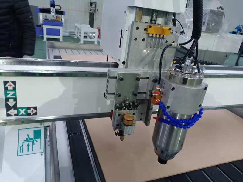 4x8 玻璃切割和雕刻數(shù)控雕刻機出售