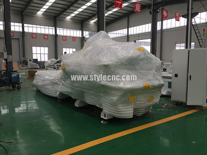 帶有自動(dòng)換刀系統(tǒng)的數(shù)控雕刻機(jī)