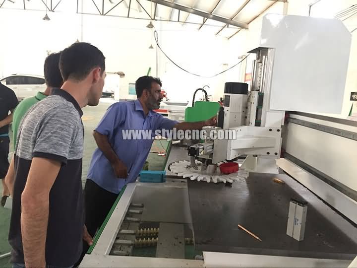 自動(dòng)換刀裝置數(shù)控銑床