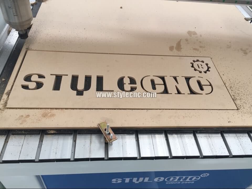 用于木標(biāo)牌雕刻項(xiàng)目的數(shù)控雕刻機(jī)