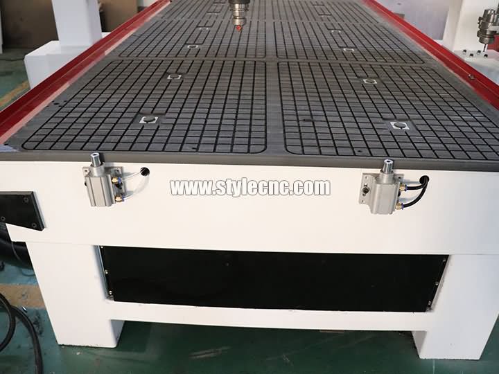 旋轉(zhuǎn)式自動(dòng)換刀CNC加工中心的氣缸位置