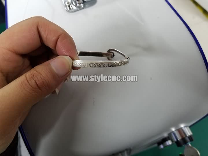 3D 光纖激光雕刻機(jī)用于銀手鏈