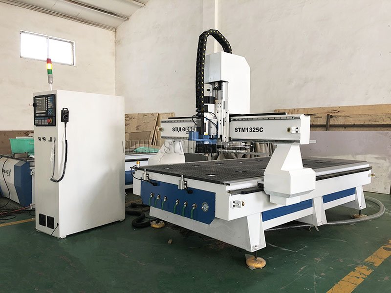 帶 4x8 工作臺(tái)的直排式自動(dòng)換刀數(shù)控雕刻機(jī)