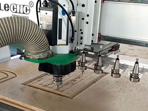 經(jīng)濟(jì)實(shí)惠的數(shù)控雕刻刻機(jī)套件，配有線性工具更換器