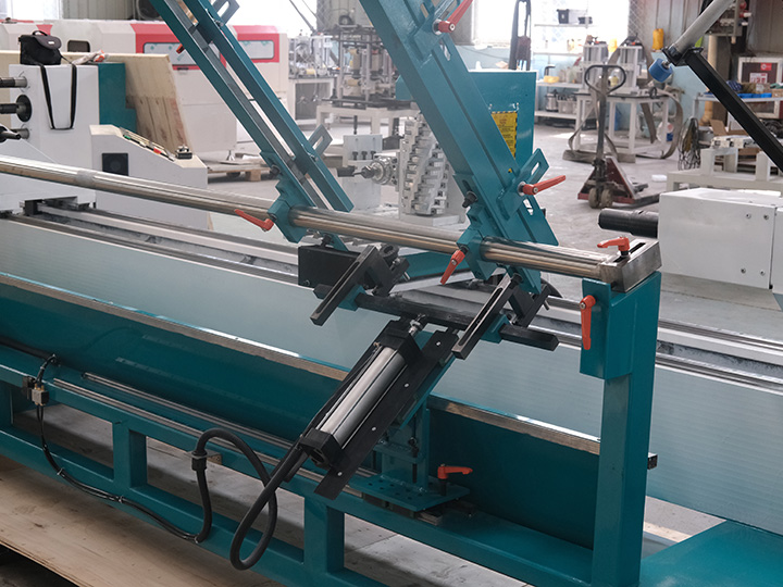 帶自動(dòng)送料器的多功能數(shù)控木工車(chē)床