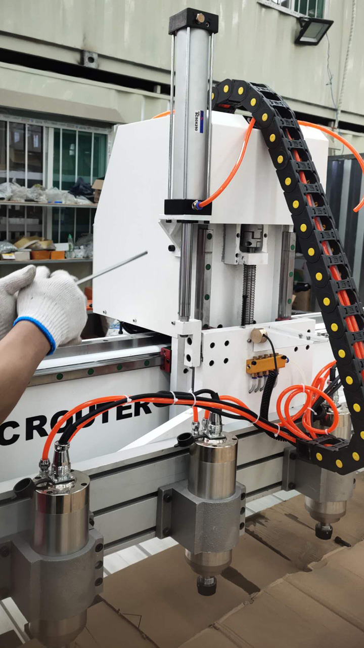 4 主軸數(shù)控雕刻機(jī)