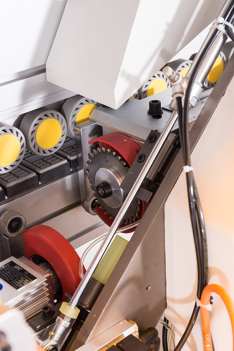 使用封邊機(jī)進(jìn)行末端切割