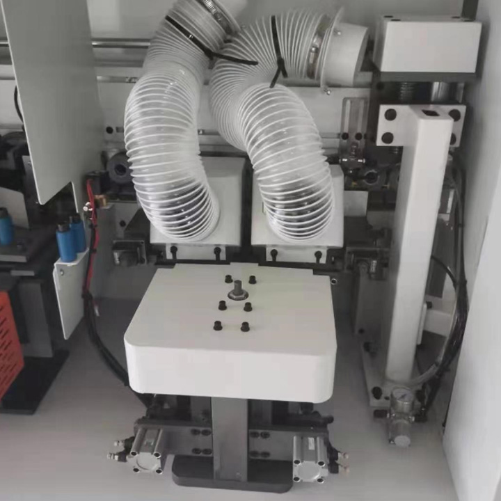 使用封邊機(jī)進(jìn)行預(yù)銑削