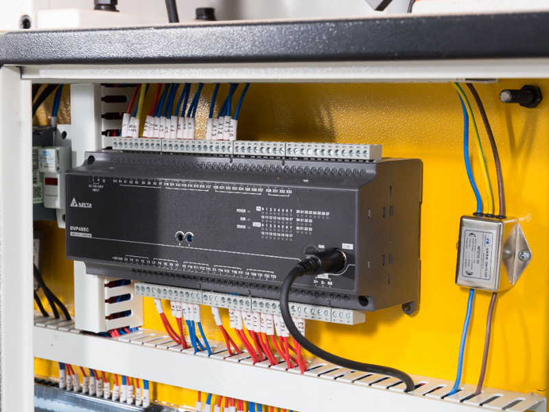 封邊機(jī)用臺(tái)灣臺(tái)達(dá)PLC