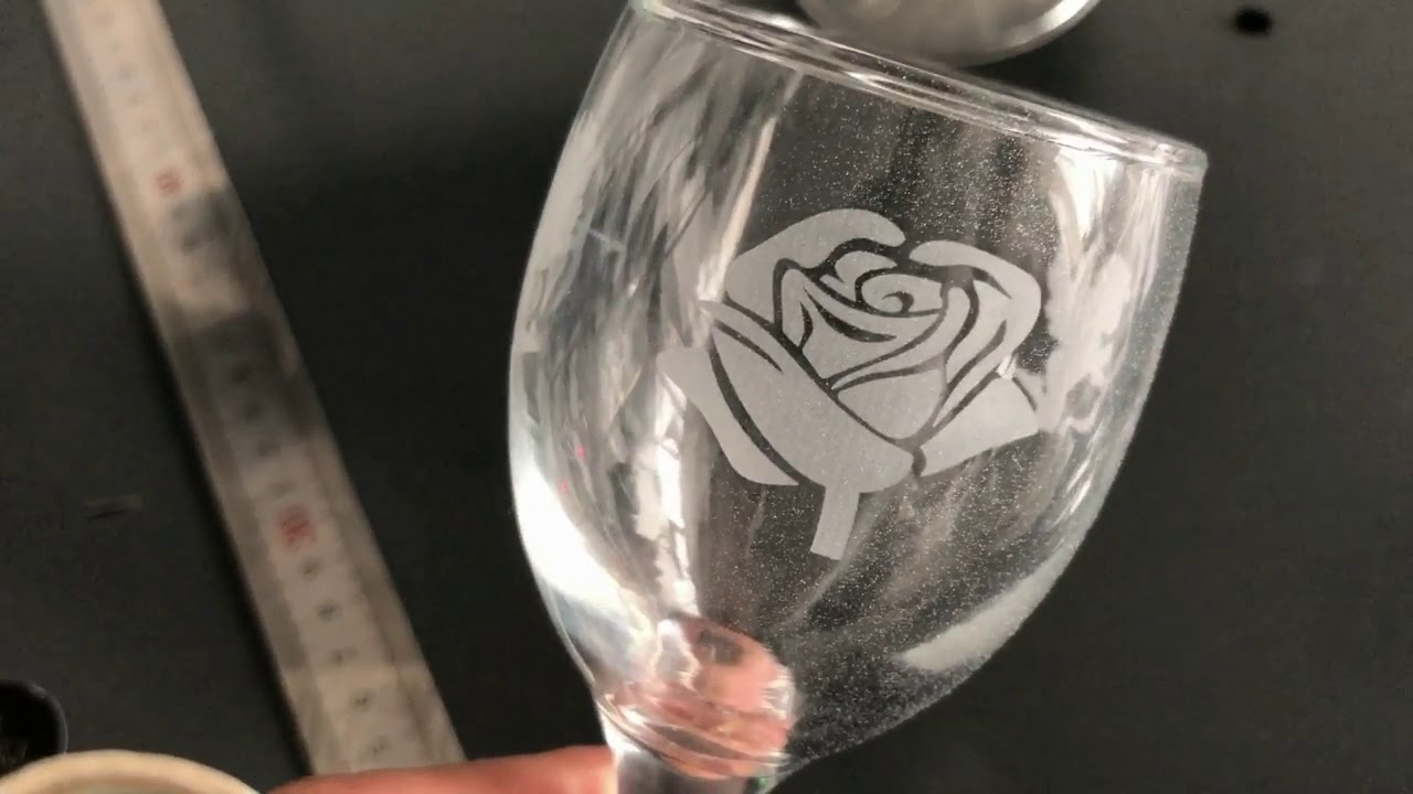 用于定制酒杯雕刻的超精細(xì)紫外激光蝕刻機(jī) 用于定制酒杯雕刻的超精細(xì)紫外激光蝕刻機(jī)