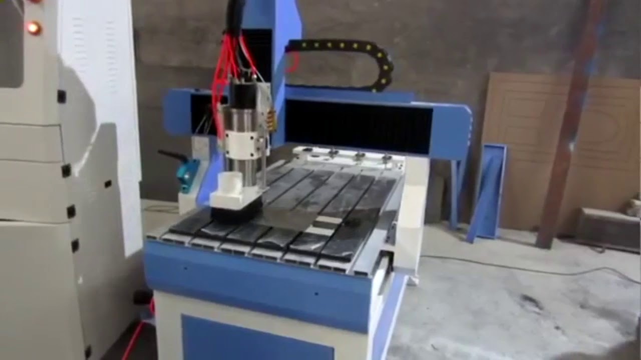 適合家庭使用的帶換刀裝置的小型臺式數(shù)控雕刻機(jī)